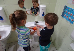 03 Dzieci myją produkty na sok